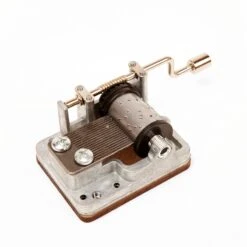 KIKKERLAND Happy Birthday Crank Music Box -Kikkerland 1202 Music Box WB2