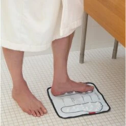 KIKKERLAND Foot Massager Mat -Kikkerland AR43 FootMassagerMat action 3