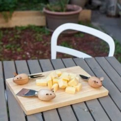 KIKKERLAND Cheese Board And 3 Mouse Knives -Kikkerland CHS07 Mouse Cheese Board3 Action