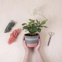 KIKKERLAND Knit Your Own Planter Cover Kit -Kikkerland CR03 4