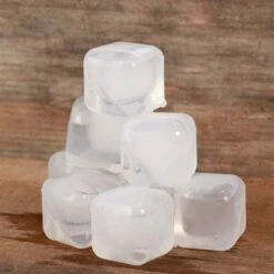 KIKKERLAND Clear Reusable Ice Cubes S/30 -Kikkerland CU267 ClearReusableIceCubes action 1