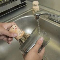 KIKKERLAND People Scrubbers Assorted -Kikkerland CU319 A MS. MR.SCRUBBER ACTION1