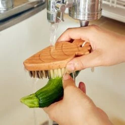 KIKKERLAND Vegetable Scrubber -Kikkerland CU355 Action1
