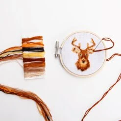 KIKKERLAND Mini Cross Stitch Kit - Deer -Kikkerland GG233 action1