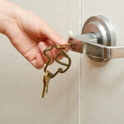 KIKKERLAND Dog Keychain -Kikkerland KR100 action