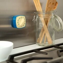 KIKKERLAND Retro Kitchen Timer Assorted -Kikkerland KT53 A RetroKitchenTimer Bl action 1