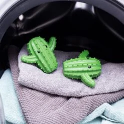 KIKKERLAND Cactus Dryer Balls -Kikkerland LB18 Cactus Dryer Buddies ACTION 0325 2