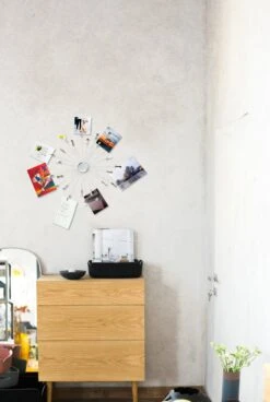 KIKKERLAND Sunburst Photo/Memo Holder 8 KIKKERLAND Sunburst Photo/Memo Holder -Kikkerland MH75 action 1