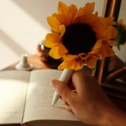 KIKKERLAND Vase Desk Pen -Kikkerland ST126 Action