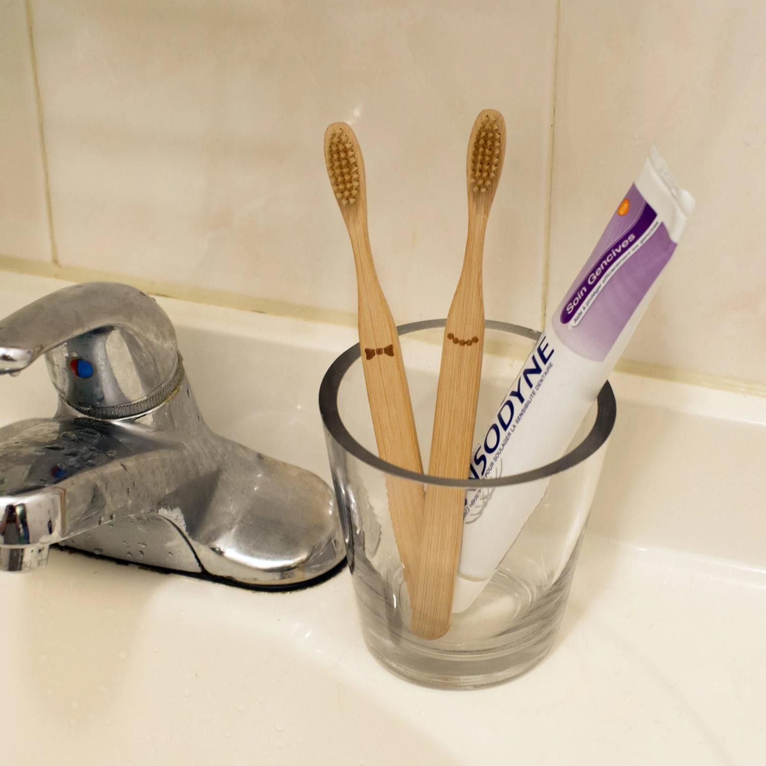 KIKKERLAND His & Her Bamboo Toothbrush Set 4 KIKKERLAND His & Her Bamboo Toothbrush Set - Image 2