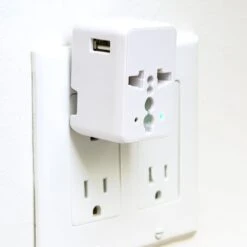 KIKKERLAND Universal Travel Adapter