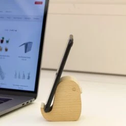 KIKKERLAND Bird Beechwood Phone Stand -Kikkerland US184 BirdBeechwoodPhoneStand action