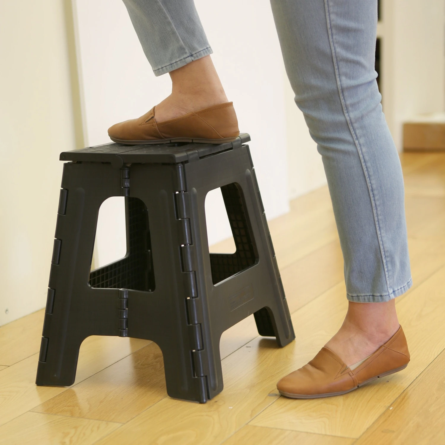 KIKKERLAND Big Rhino Diamond Folding Stool 4 KIKKERLAND Big Rhino Diamond Folding Stool - Image 2